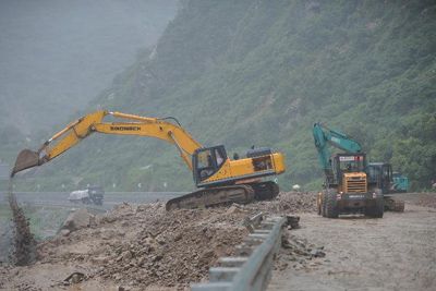 Trabalho urgente de conserto de rodovia